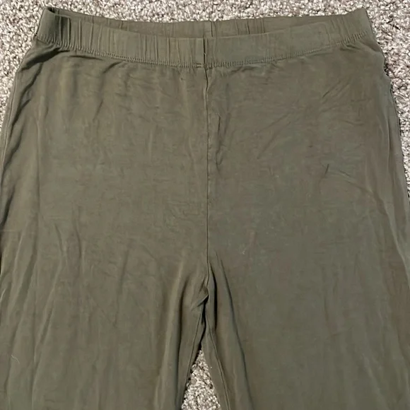 Forever21 green pants - Picture 3 of 6
